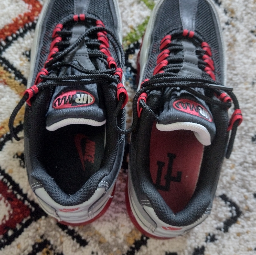 Women's gently worn Nike air max tennis shoes size 7.